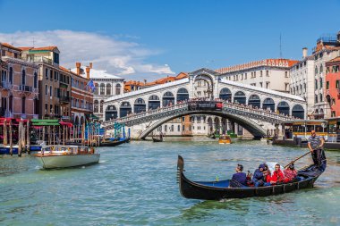 Turistler gondol Grand Canal bir yürüyüş yapmak