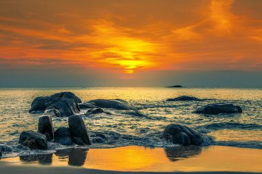 günbatımı denize. İl khao lak Tayland.