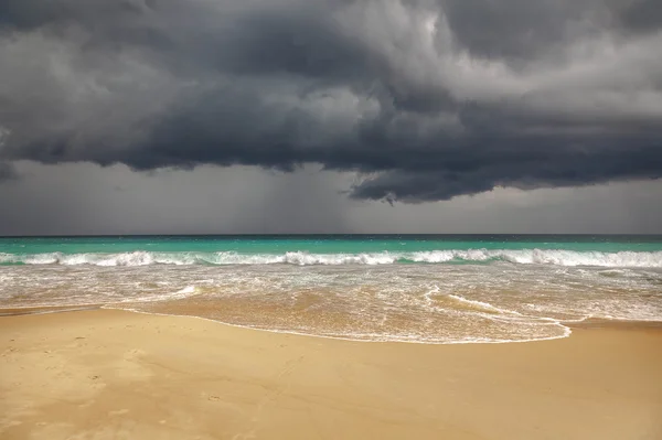 Tempestade na praia de Karon em Phuket . — Fotografia de Stock