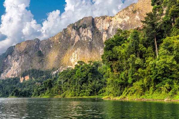 Lago Cheo Lan nel parco nazionale di Khao Sok in Thailandia — Foto Stock