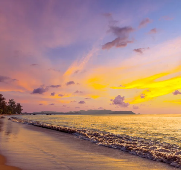 Zachód słońca na plaży Khao Lak. Tajlandia. — Zdjęcie stockowe