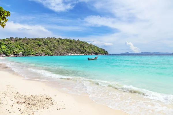 Blå lagunen på ön Ko Racha. Thailändska Phuket provinsen — Stockfoto