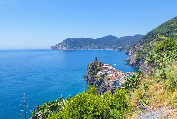 Panoramę regionu Cinque Terre. Na pierwszym planie miejscowości Vernazza. — Zdjęcie stockowe