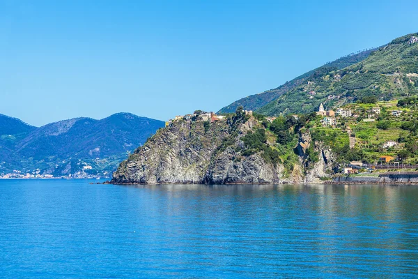 Cinque Terre Panoraması. Corniglia şehir ön planda. — Stok fotoğraf