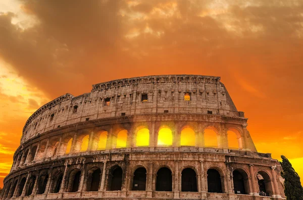 Roman Colosseum při západu slunce. — Stock fotografie