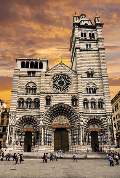 Catedral de São Lourenço em Gênova ao pôr do sol — Fotografia de Stock