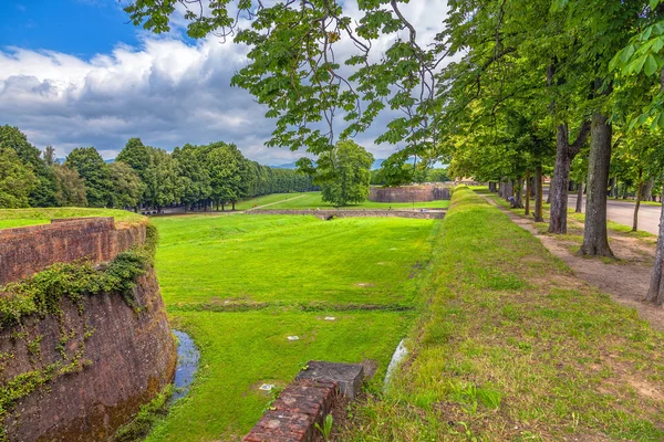 Paredes da antiga fortaleza na cidade italiana de Lucca — Fotografia de Stock