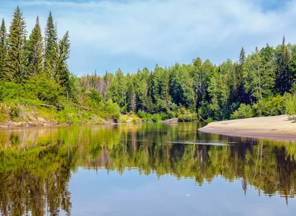 Sommer in Sibirien. Flusslandschaft. — Stockfoto