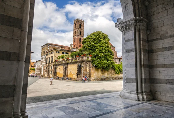 Turistas visitando los lugares de interés en la plaza St. Martin —  Fotos de Stock