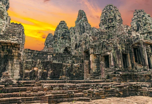 E staré khmerské chrám v Ta Prohm při západu slunce. — Stock fotografie