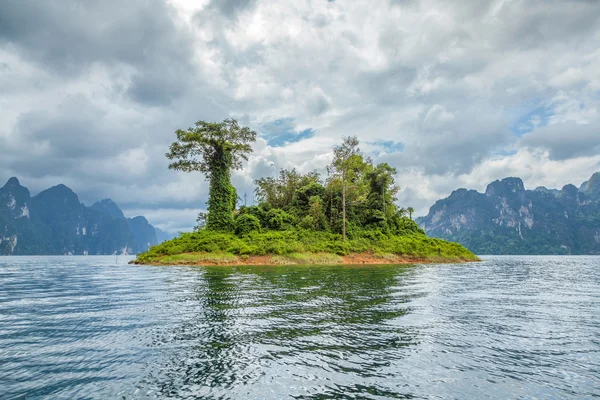 Cheo Lan lake in Thailand — Stockfoto