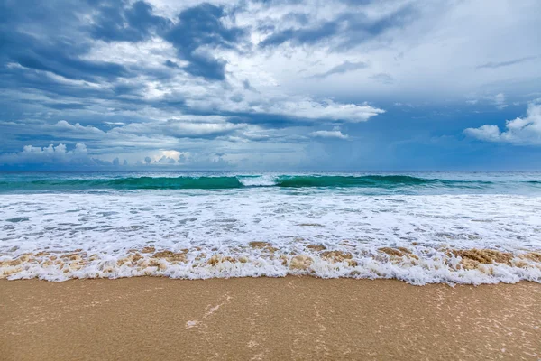 Playa Karon en la isla de Phuket en Tailandia — Foto de Stock