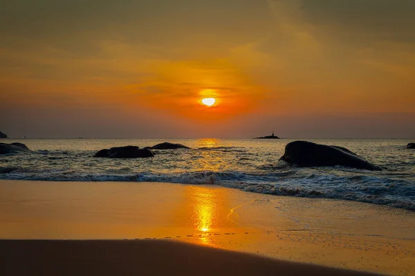 Tramonto sulla spiaggia di Khao Lak. Tailandia . — Foto Stock