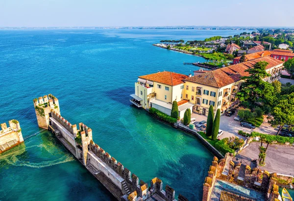 Uitzicht op de Italiaanse stad van Sirmione en het Gardameer vanaf de toren Scaliger — Stockfoto