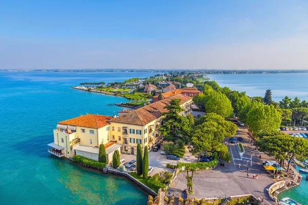 Uitzicht op de Italiaanse stad van Sirmione en het Gardameer vanaf de toren Scaliger — Stockfoto