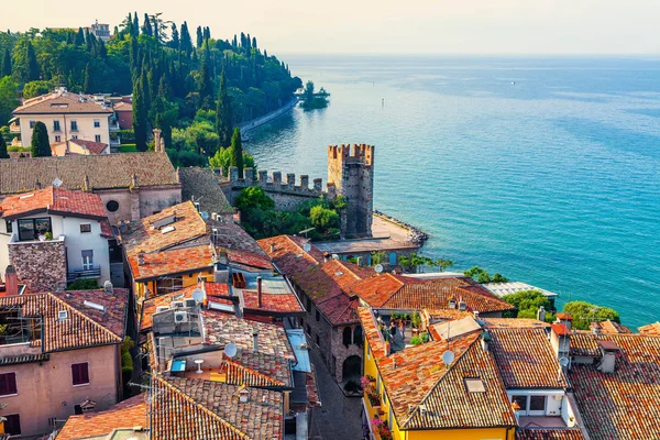 View of the Italian town of Sirmione and Lake Garda — Stock Photo, Image