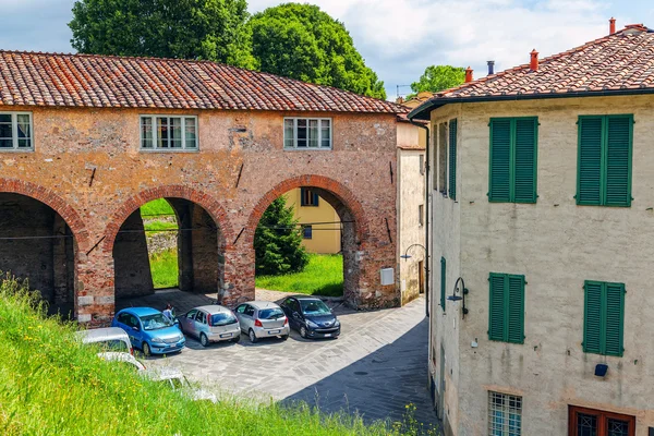Lucca, Italy. The ancient buildings of the old town. — Stock Photo, Image