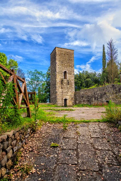 Стара фортеця вежа в Монтекатіні-Альто. Стокова Картинка