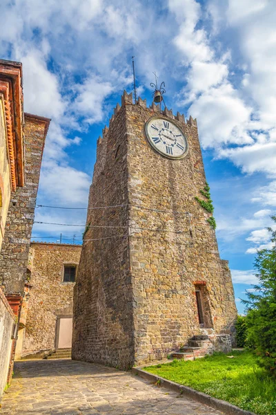 モンテカティーニ ・ アルトの古い時計塔。イタリア. — ストック写真