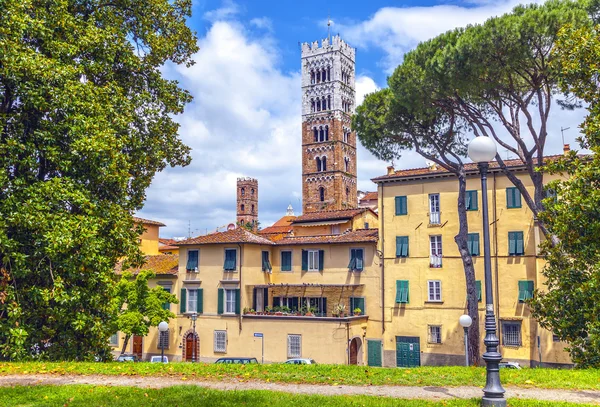 Régi olasz város Lucca. Nézd a vár falán. — Stock Fotó