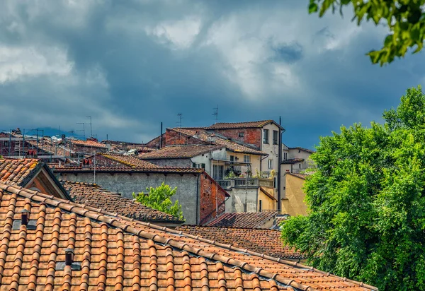 Cidade italiana velha de Lucca. Vista da muralha da fortaleza . — Fotografia de Stock