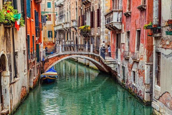 Veneza, Itália - JUNHO 06, 2013: Turistas que visitam os pontos turísticos de Veneza — Fotografia de Stock