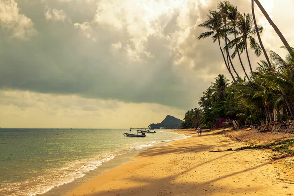 Sabah üzerinde plaj, Bang Po. — Stok fotoğraf