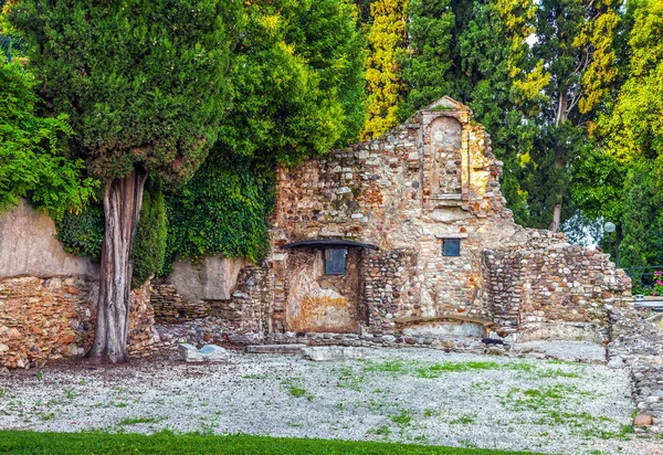 Eski şehrin kalıntıları. Sirmione. İtalya. — Stok fotoğraf