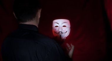 Karanlıkta el üzerinde anonim maskesi