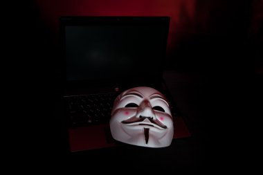 Anonim maskesi laptop üzerinde karanlık