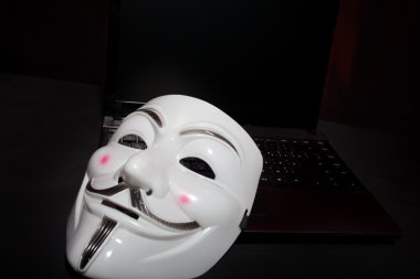 Anonim maskesi laptop üzerinde karanlık