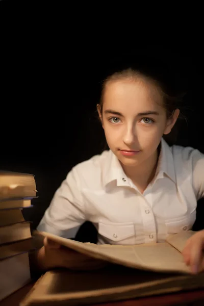 Jeune fille lecture livre la nuit sombre à la bibliothèque — Photo