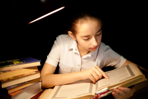 Νεαρό κορίτσι Αλφαβητάριον τη σκοτεινή νύχτα στη βιβλιοθήκη — Φωτογραφία Αρχείου