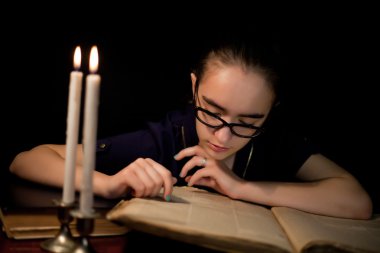 Kız okuma kitabı karanlık Kitaplığı'nda