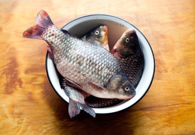 Balıklar tabak veya kase mutfakta masada