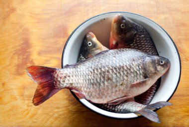 Balıklar tabak veya kase mutfakta masada
