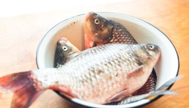 Balıklar tabak veya kase mutfakta masada