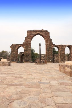 Demir ayağı ve Qutab Minar kalıntıları, Delhi, India