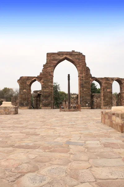 Vas oszlop és Qutab Minar romok, Delhi, India — Stock Fotó