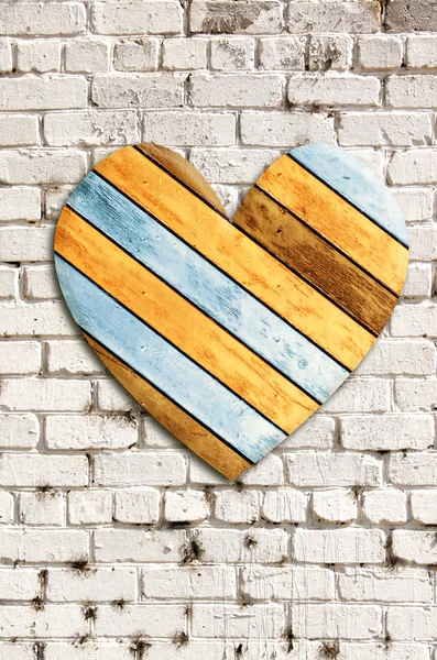 Trä hjärta på gammal tegelvägg — Stockfoto