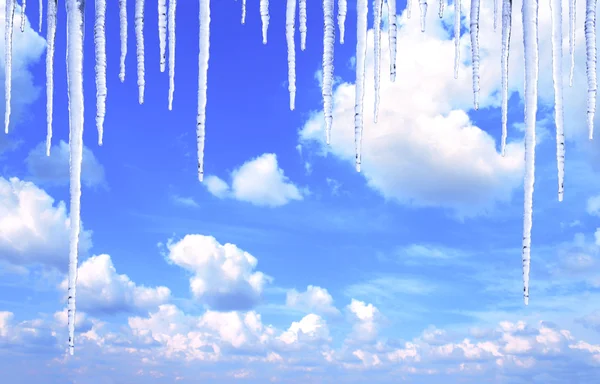 Icicle'ı ve mavi gökyüzünde beyaz bulutlar — Stok fotoğraf