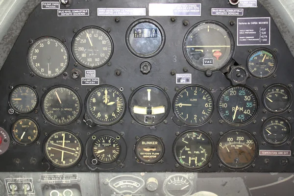 Panel de control retro en una cabina de avión de guerra — Foto de Stock