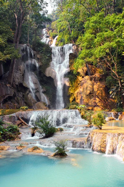 Tad Kuang Si vattenfall i skogen bredvid Luang Prabang, Laos — Stockfoto