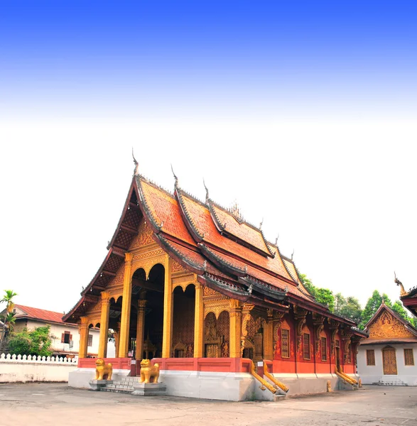 Храм в традиционном лаосском стиле в Луангпрабанге, Лаос — стоковое фото
