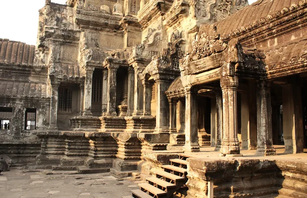 El atardecer ilumina el lado del complejo Angkor Wat, Siem Reap, Camboya —  Fotos de Stock