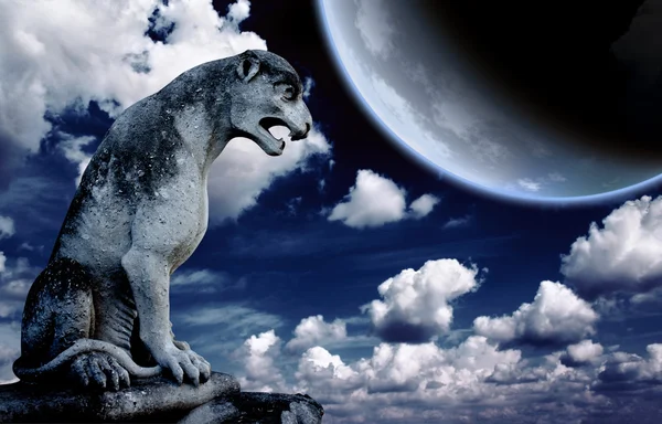 Ancienne statue de lion et lune brillante dans le ciel nocturne — Photo