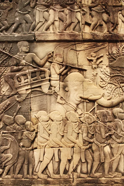 複雑なアンコール ワット、シェムリ アップ日時・ プラサート ・ バイヨン寺院の壁の彫刻 — ストック写真
