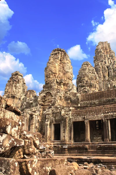 Visage en pierre géante dans le temple Prasat Bayon, complexe Angkor Wat, Sie — Photo