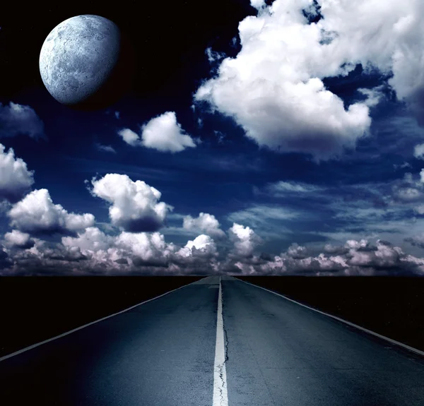 Paisaje nocturno con carretera, nubes y luna — Foto de Stock