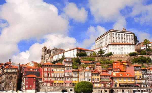 Oude huizen en de kathedraal in Porto, Portugal — Stockfoto